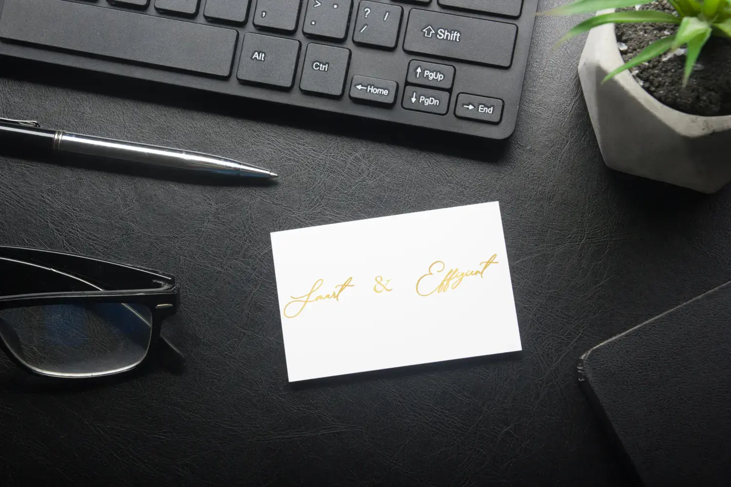 Visitenkarten leer. Mockup auf farbigem Hintergrund. Flatlay. Platz für Text.